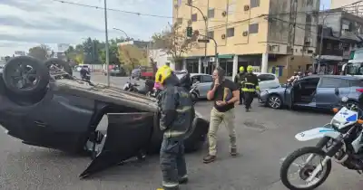 Una diputada provincial protagonizó un choque y el otro auto terminó volcado