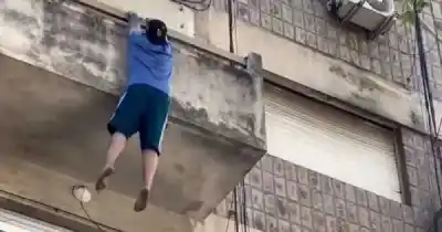 Intentó volver con su pareja escalando el balcón y lo que pasó después heló a los vecinos