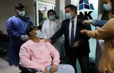Un joven de 19 años recibió un doble trasplante de médula y lo que ocurrió después conmueve a todos