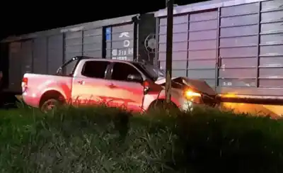 Un tren de carga y una camioneta chocaron en la Ruta 325