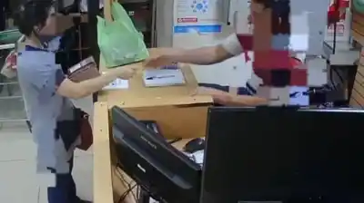 Usó la tarjeta de una compañera, gastó $300.000 y la devolvió a la cartera sin que se dieran cuenta