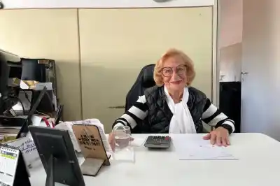 Entró a su oficina a los 100 años y reveló lo que nadie esperaba sobre su vida