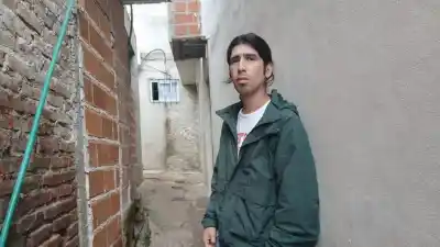 Presenta su libro sobre la vida en las villas: “Las letras son un arma para romper el estigma”