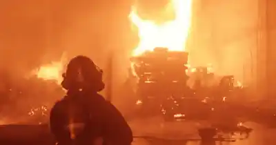 Incendio en una chatarrería de Rosario: el fuego arrasó todo y los bomberos lucharon por horas