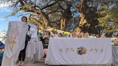 El emotivo momento que vivieron miles de fieles en la procesión al Árbol Santo
