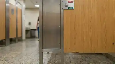 Entró a un baño público y lo que vio abajo de la puerta le cambió la forma de pensar