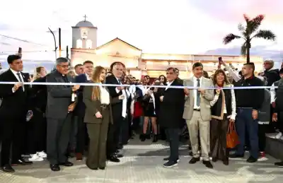 Jaldo inauguró obras en una plaza de Lules y encendió las luces de la iglesia fundacional