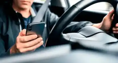El alarmante dato que reveló el Observatorio Vial: ¿cuántos conductores usan el celular al manejar?