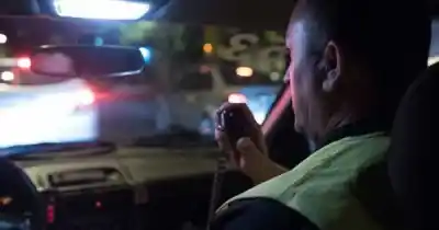 Lo que las cámaras captaron en plena madrugada: un hombre trasladaba una puerta de telefonía y terminó detenido