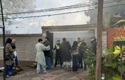 El fuego arrasó una habitación en Yerba Buena y el operativo de los bomberos fue descomunal