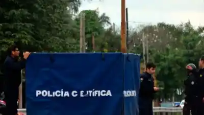 Hallaron un auto estacionado en una plaza de La Banda y lo que encontraron adentro dejó helada a la policía