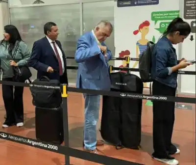 Fotografiaron al Gobernador Osvaldo Jaldo haciendo fila en el Aeropuerto
