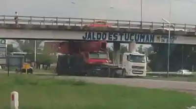 Accidente en la Ruta 9: Camión atascado bajo puente en Las Talitas