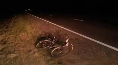 Ruta 157: Camión arroja a ciclista a la banquina
