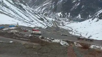 Intensas nevadas en la cordillera: cerraron el Paso Cristo Redentor y hay 700 camiones varados