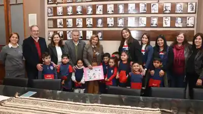 Niños desarrollan una app para combatir basurales y sorprenden a la intendente