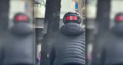 Un ciclista con casco luminoso y un mensaje que descoloca a todos en Rosario