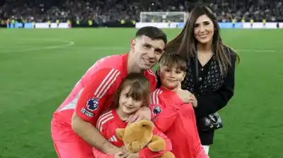 El Dibu Martínez festejó con su familia y el tierno momento que descolocó a todos en la cancha