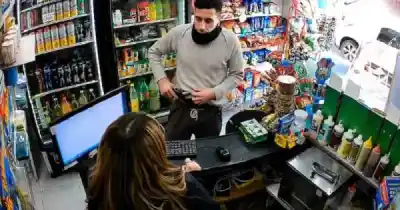 Un policía entró a un kiosco, pidió cigarrillos y lo que hizo después dejó helada a la dueña