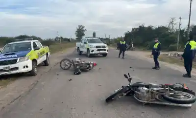 Impacto entre dos motos en Leales: tres heridos y un menor de 15 años entre las víctimas