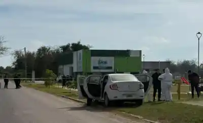 Encontraron un auto abandonado en la ruta, lo que vieron adentro dejó helada a la policía