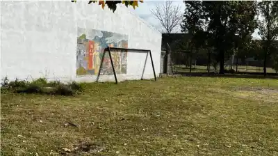 Se agarró del arco de fútbol y lo que pasó después nadie lo imaginaba