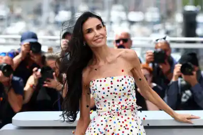 Demi Moore llegó a Cannes con un vestido que dejó a todos mirando: el detalle que nadie esperaba