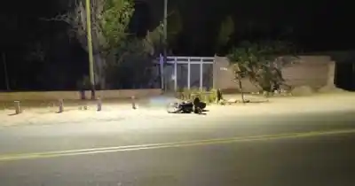Circulaba en moto y el impacto contra postes en Luján terminó en tragedia