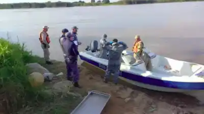 Encontraron a un joven atado a su canoa en el río Paraná y lo que revelaron sus golpes estremece a todos