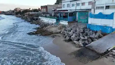 El mar avanzó 300 metros en Mar del Tuyú: casas al borde del derrumbe y una bajada de 1984 reapareció