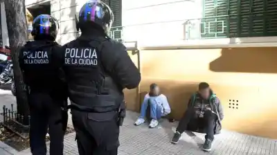 Dos motochorros cayeron con 150 paquetes de figuritas del Mundial 2026 en Recoleta