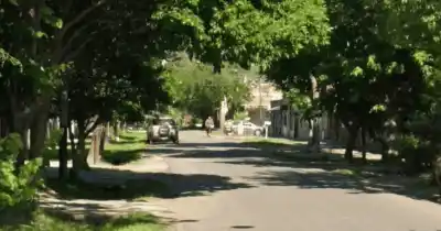 Desde un auto negro abrieron fuego y mataron a un joven en plena calle: buscan a los atacantes