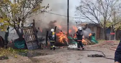 Incendio en Agrelo: una vivienda quedó reducida a cenizas y buscan el origen del fuego