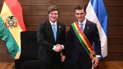 El gesto de Milei que desató el agradecimiento de un presidente en crisis