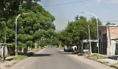Circulaba en moto por una avenida clave de la capital y lo que encontró en el asfalto lo hizo caer