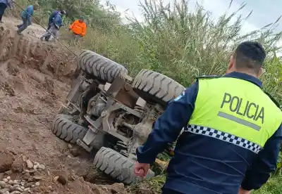 Maquinaria pesada volcó en una zanja y el conductor desapareció: ¿qué pasó después?