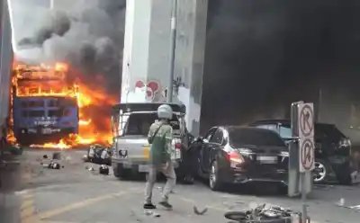 Tragedia en Bangkok: el momento en que un tren arrolló a un colectivo y desató el caos
