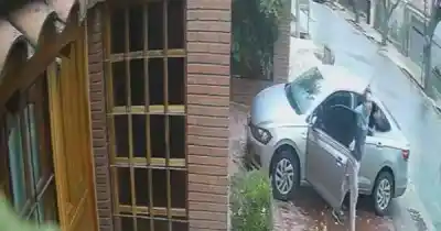 Estaba dentro de su auto y sintió que alguien abría la puerta: lo que hizo después es furor en redes