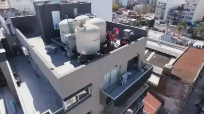 Se incendió la planta baja de un edificio en Palermo y varias familias quedaron atrapadas en la terraza
