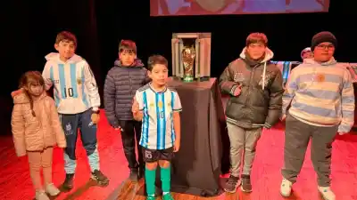 Familias bandeñas vivieron una tarde mundialista con la Copa del Mundo en el Renzi