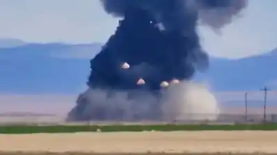 Dos aviones chocaron en pleno show aéreo y lo que se vio después dejó helados a los testigos