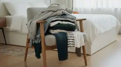 Dejás la ropa en la silla y pensás que es desorden: la psicología tiene otra explicación