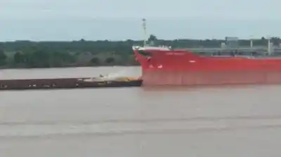 Chocó contra un buque en el Paraná y lo que pasó después sorprendió a todos