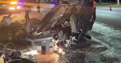 Chocó contra un poste de luz en la ruta y su auto volcó: el insólito final del conductor