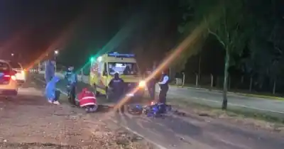 Chocó a un motociclista y escapó: lo que pasó en el Acceso Este que nadie esperaba