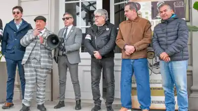 Motociclistas con traje y bigote recorrieron la ciudad: la razón que pocos conocen