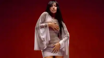 Becky G lanzó su nuevo single y lo que pasó en el video es una fiesta total