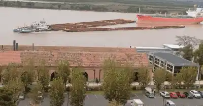 Impactante choque en el río Paraná: un convoy se desarmó tras chocar contra un buque fondeado