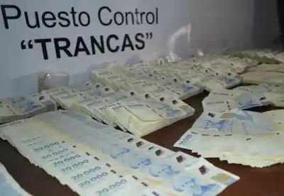 En un micro de larga distancia, encontraron una mochila con un detalle que llamó la atención de los gendarmes