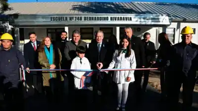 El gobernador Suárez inauguró obras en una escuela de Villa Atamisqui y entregó viviendas sociales